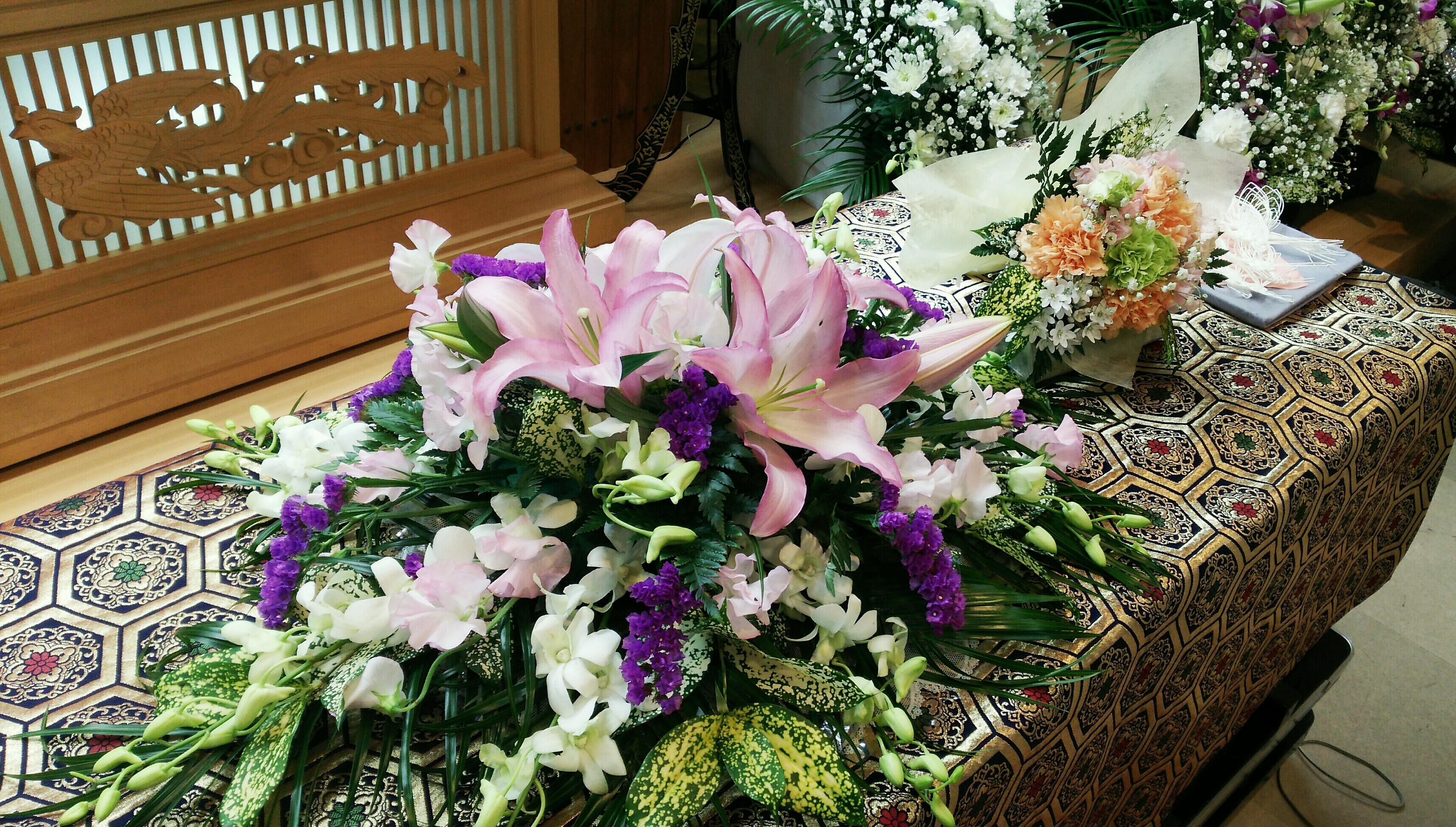 名古屋斎場でございます。お柩の上に色とりどりのお花が乗っています。