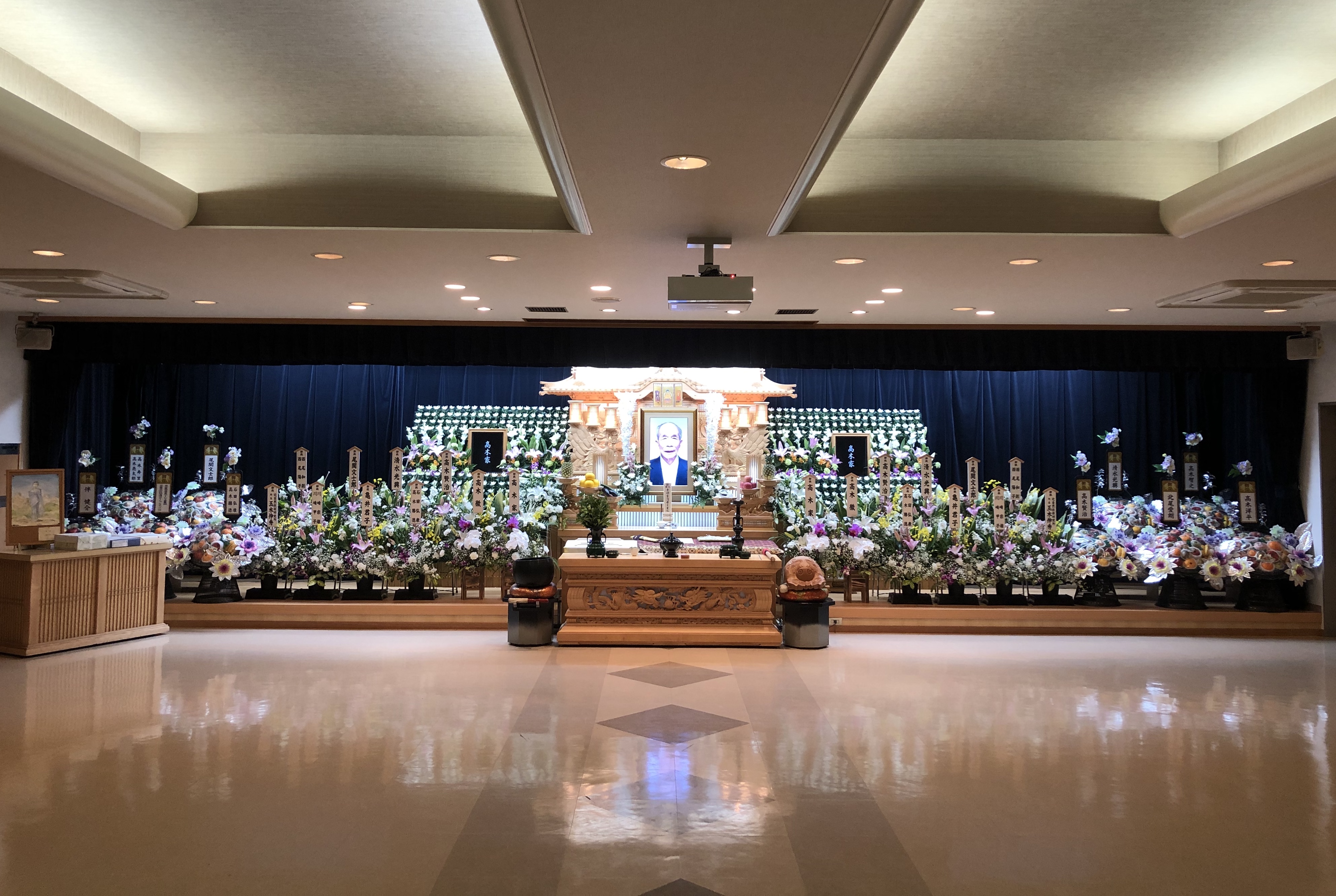 平安会館名古屋斎場の二階式場祭壇全景