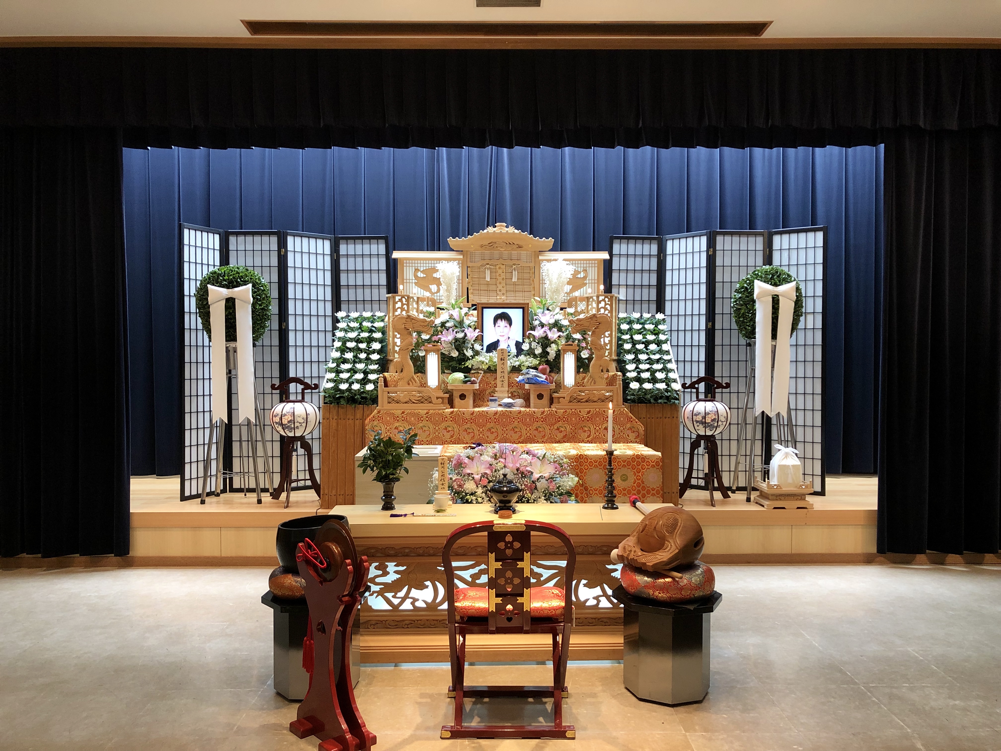 北区　平安会館　名古屋斎場　１階　祭壇全景