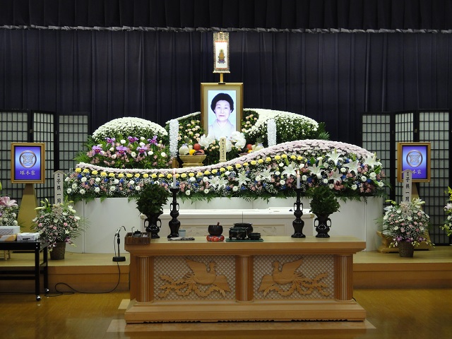 お花に囲まれた花祭壇