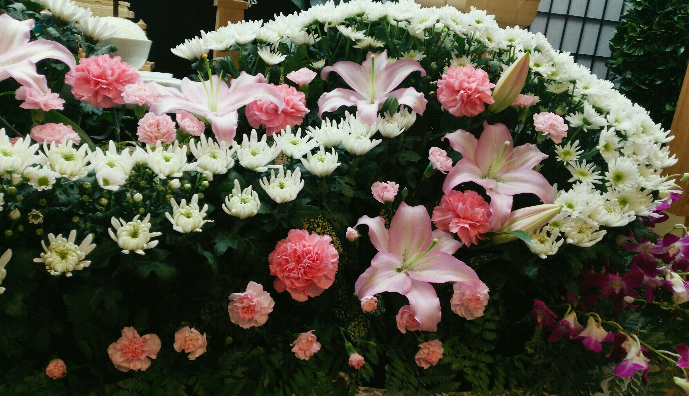 花祭壇の一角、ピンクと白のコントラストが綺麗です。