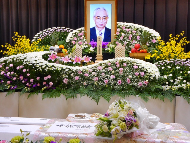 祭壇　花　遺影　緑区葬儀