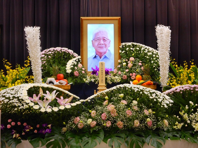 遺影　花祭壇　家族想