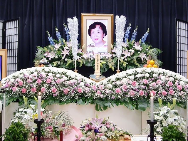 遺影　花祭壇　平安会館　ピンク