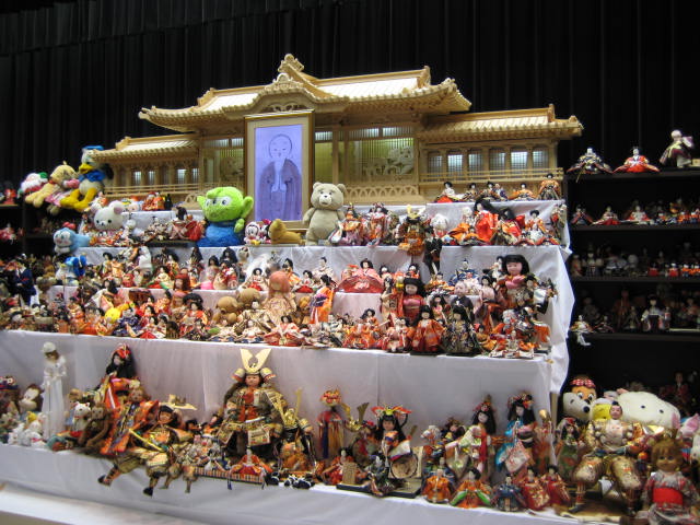 人形供養　祭壇写真　たくさんのお人形