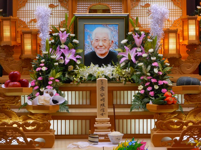 平安会館　葬儀　祭壇　遺影