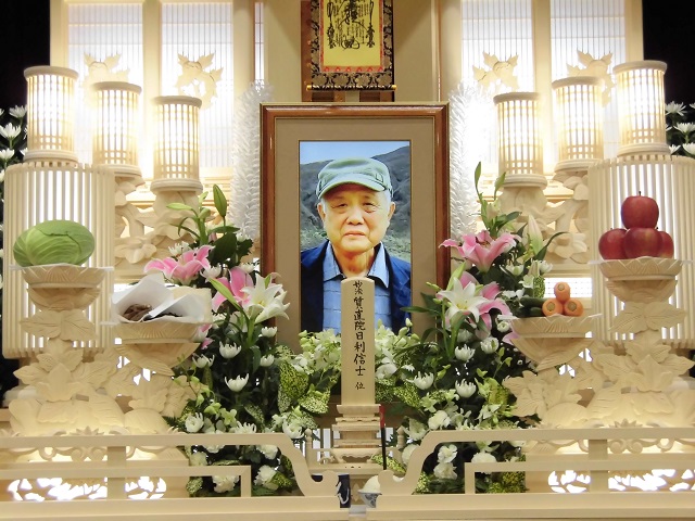 祭壇　遺影　位牌　日蓮宗