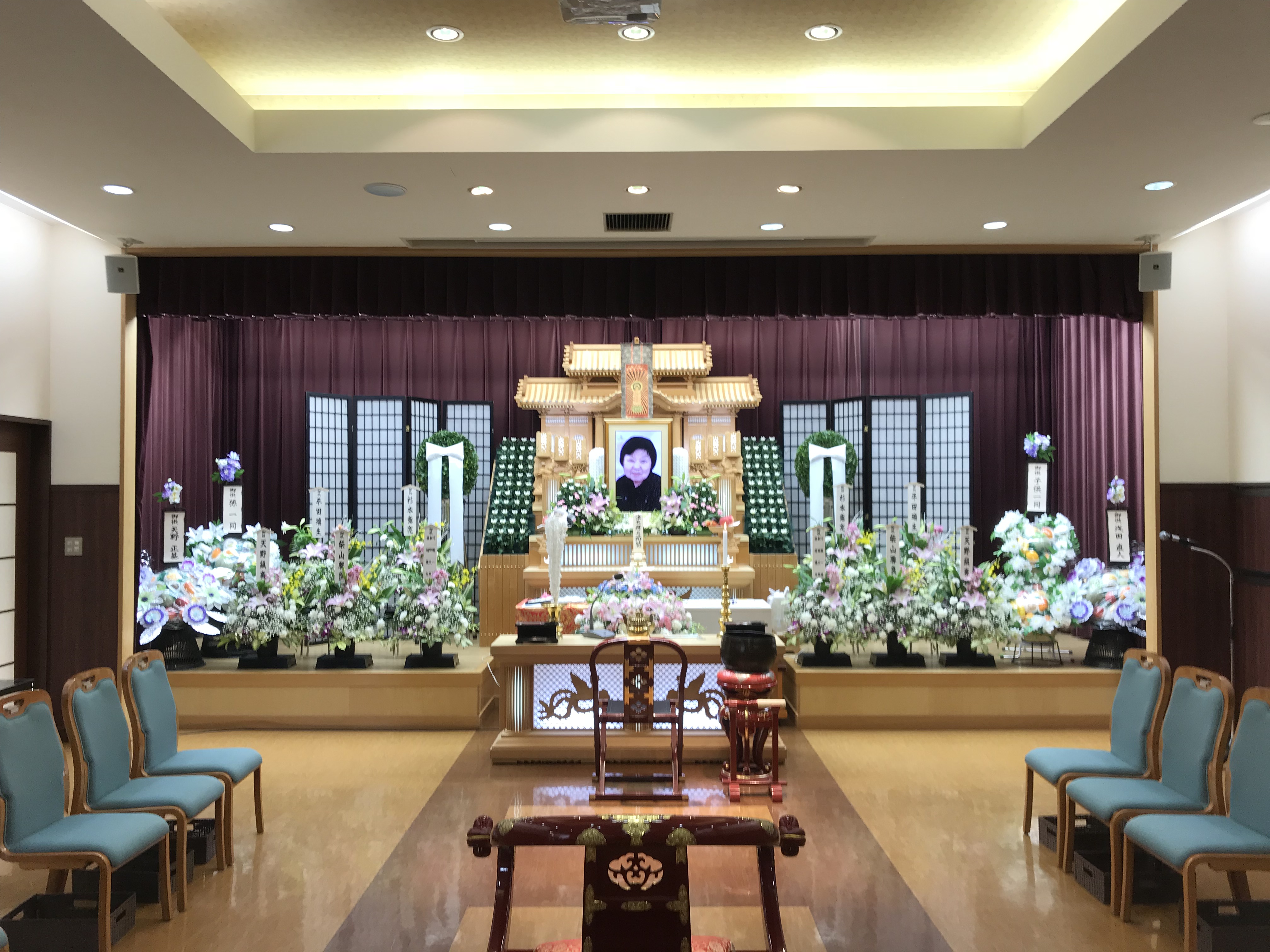 平安会館北名古屋斎場会場の祭壇全景