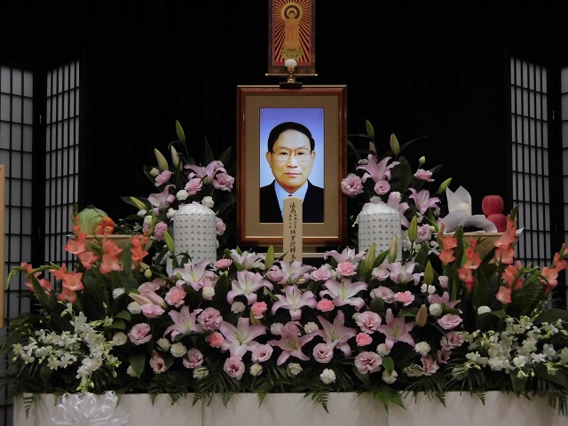 平安会館　花祭壇　家族葬　遺影写真