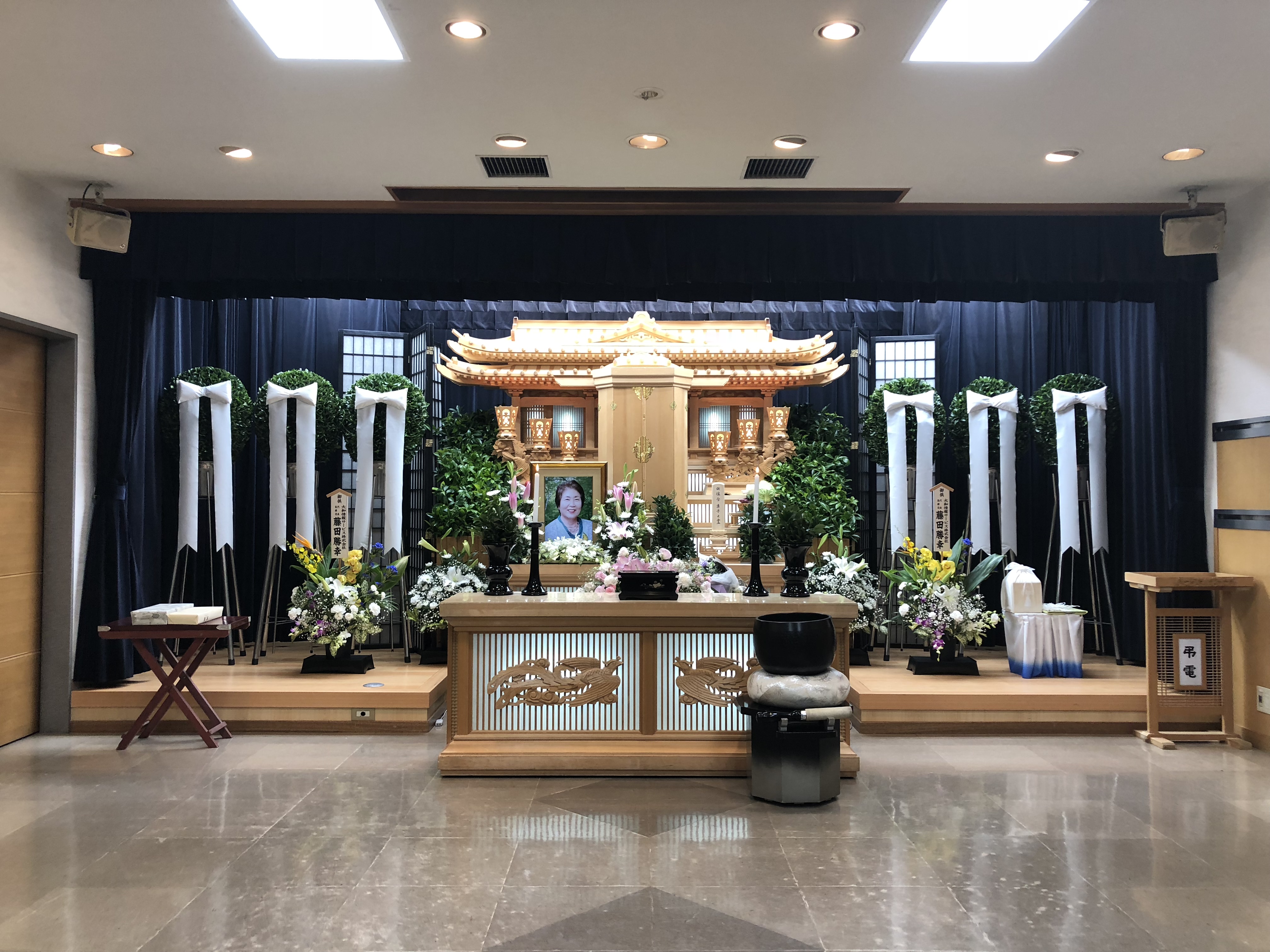名古屋斎場三階式場の祭壇全景。