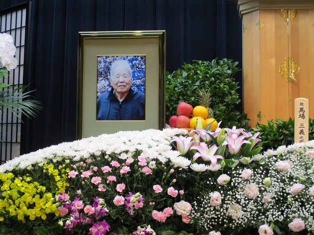 祭壇　花祭壇　樒　友人葬　遺影