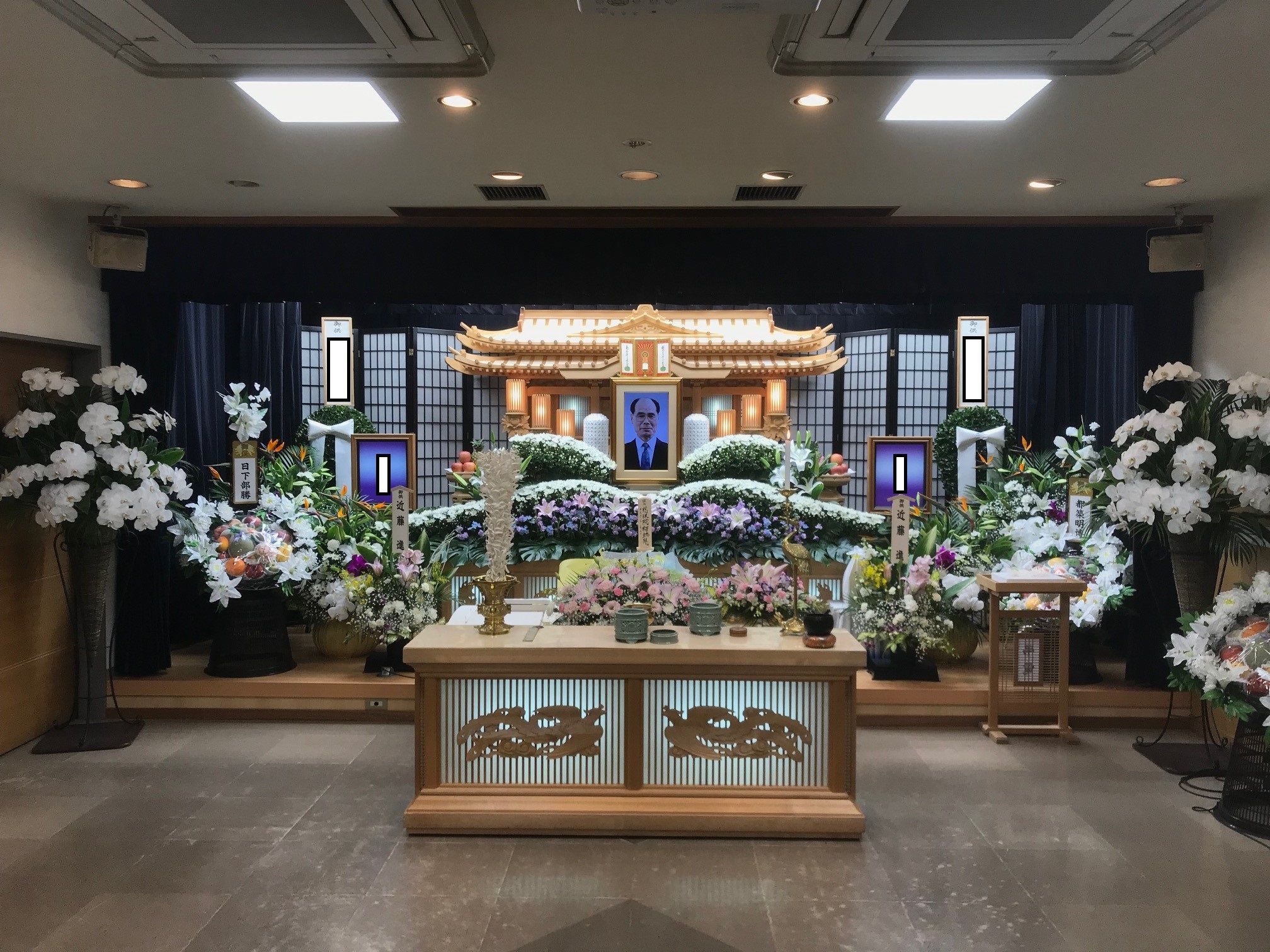 たくさんのお花に囲まれての葬儀　真宗大谷派　祭壇