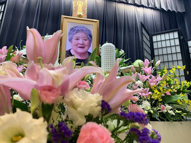 祭壇　遺影　微笑む女性