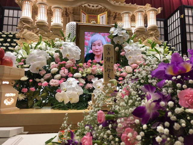 祭壇　花　家族想　遺影写真