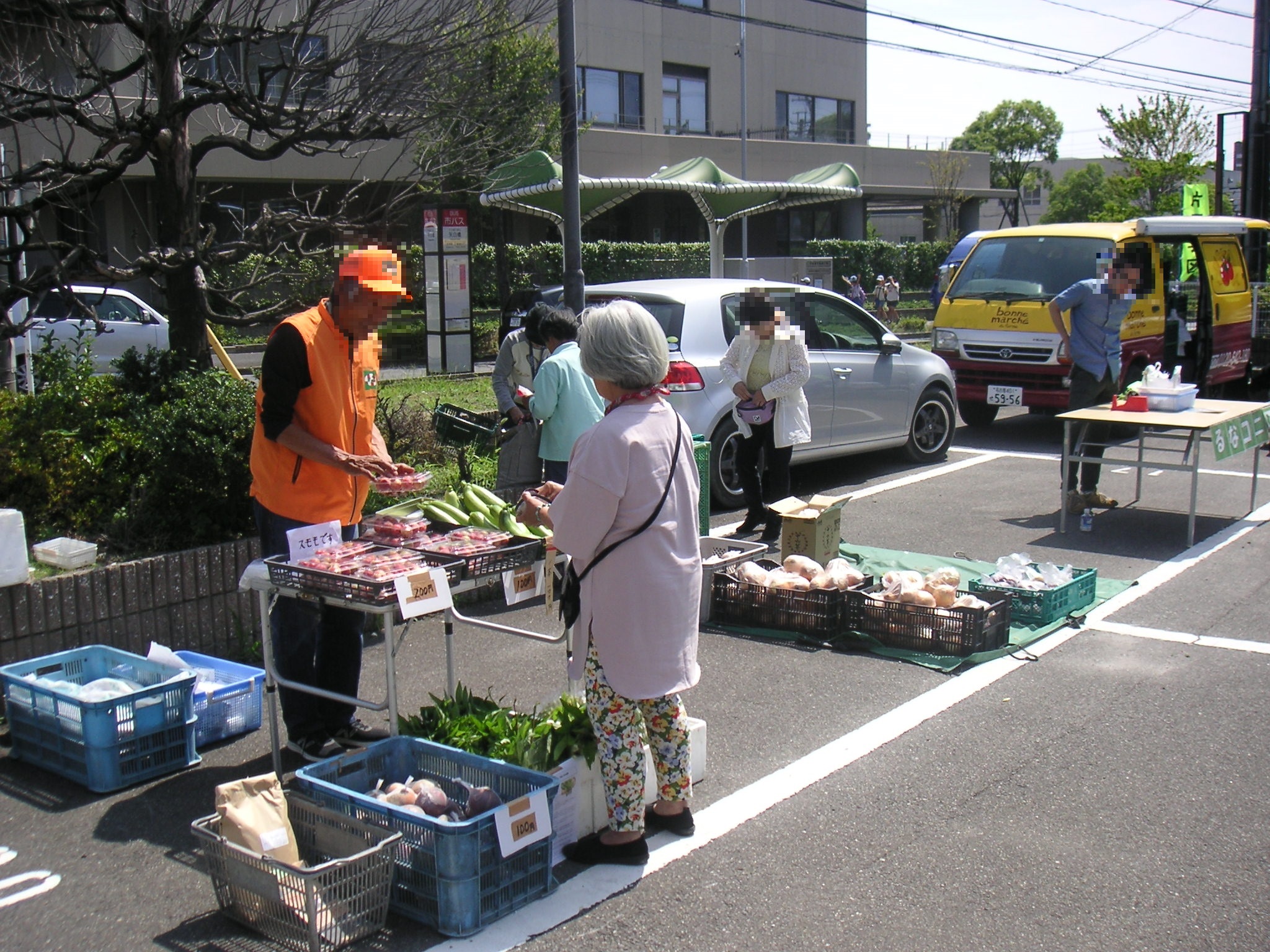 浦里斎場朝一、駐車場にて販売の様子