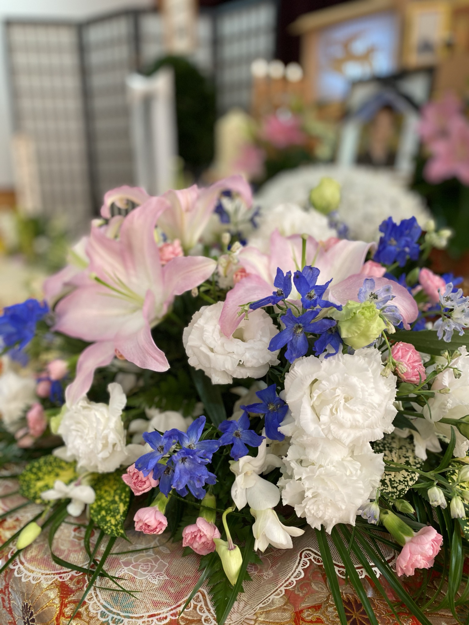 お柩の上のお花の写真　　西区　葬儀　平安会館