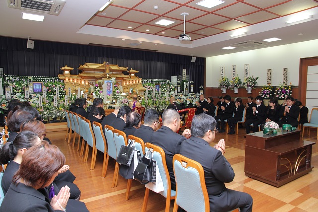 有松斎場　祭壇　花