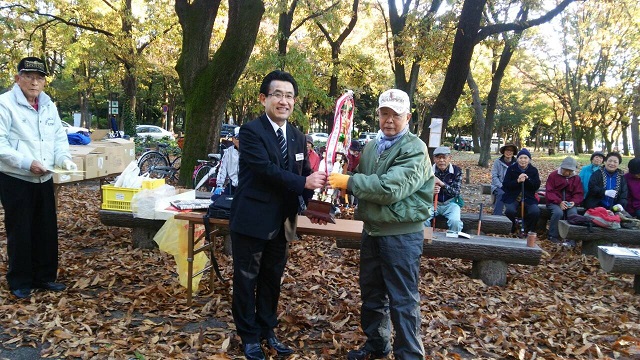 前回優勝者からトロフィーの返還です。