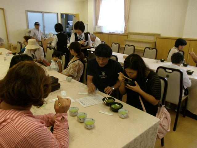 お客様が茶そばを召し上がっている写真