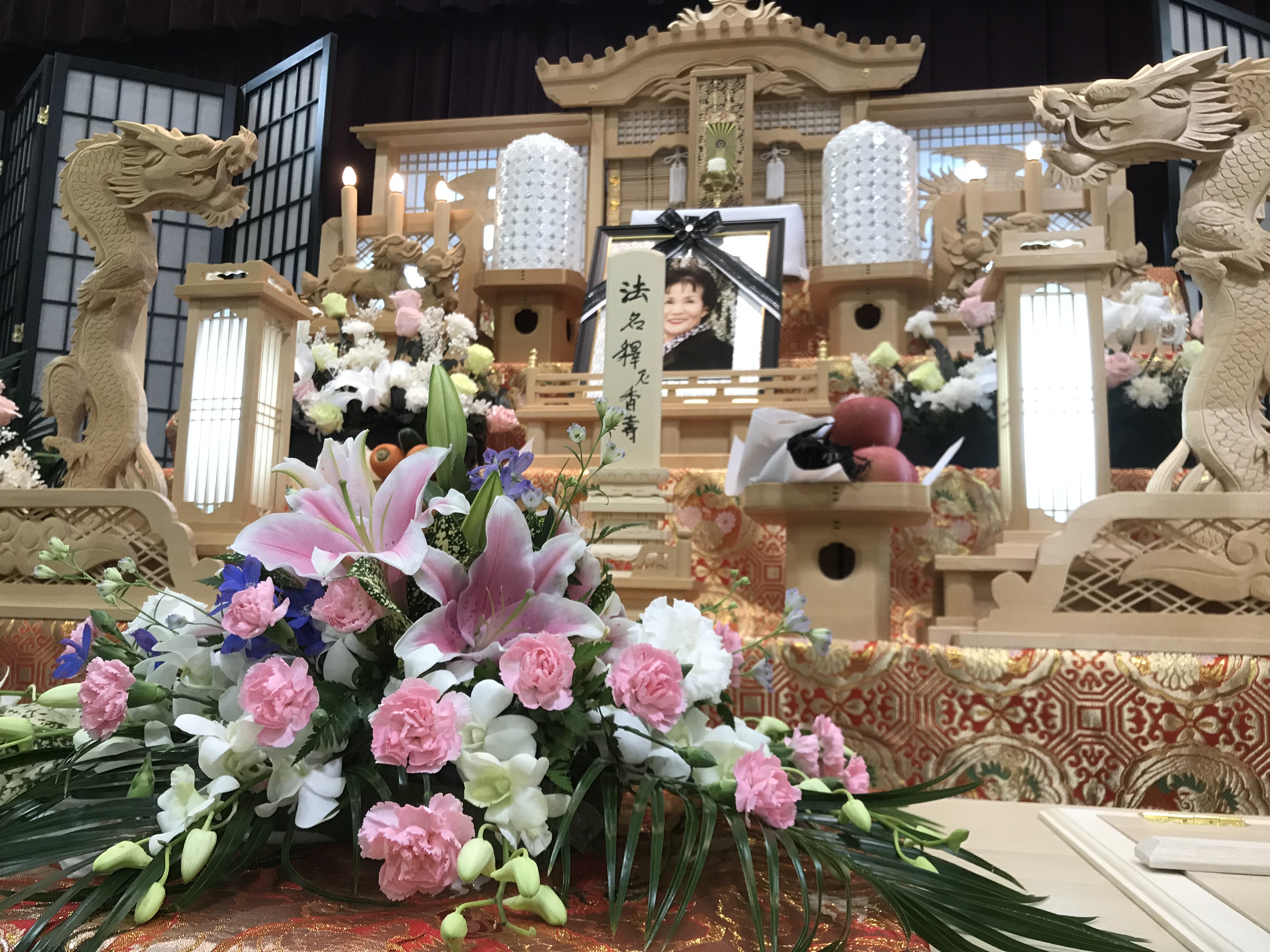 黒川斎場　式場内　祭壇( 修派　東）