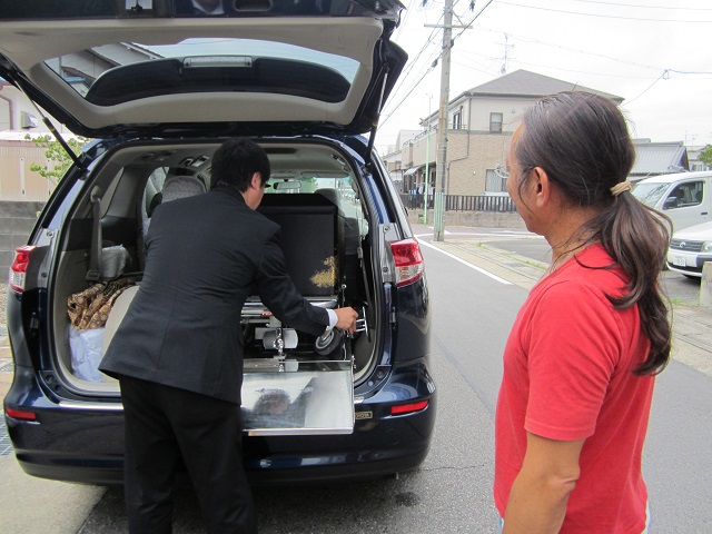 車を見つめる喪主様