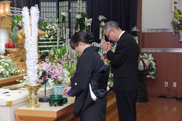 葬儀　平安会館　焼香