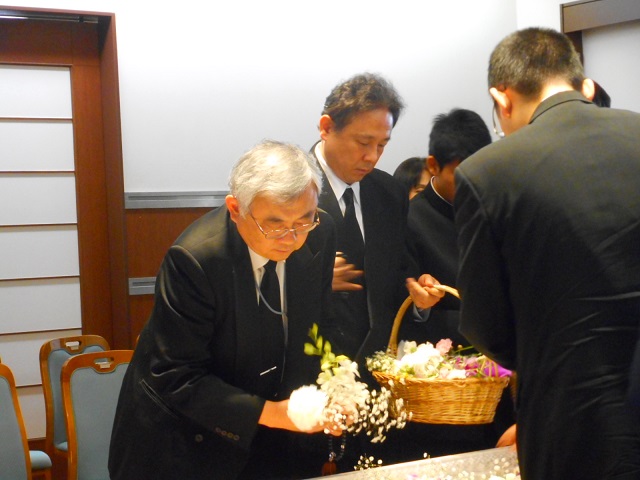 お別れ　喪主　花手向け