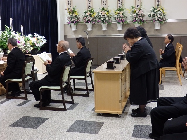 焼香　葬儀　平安会館