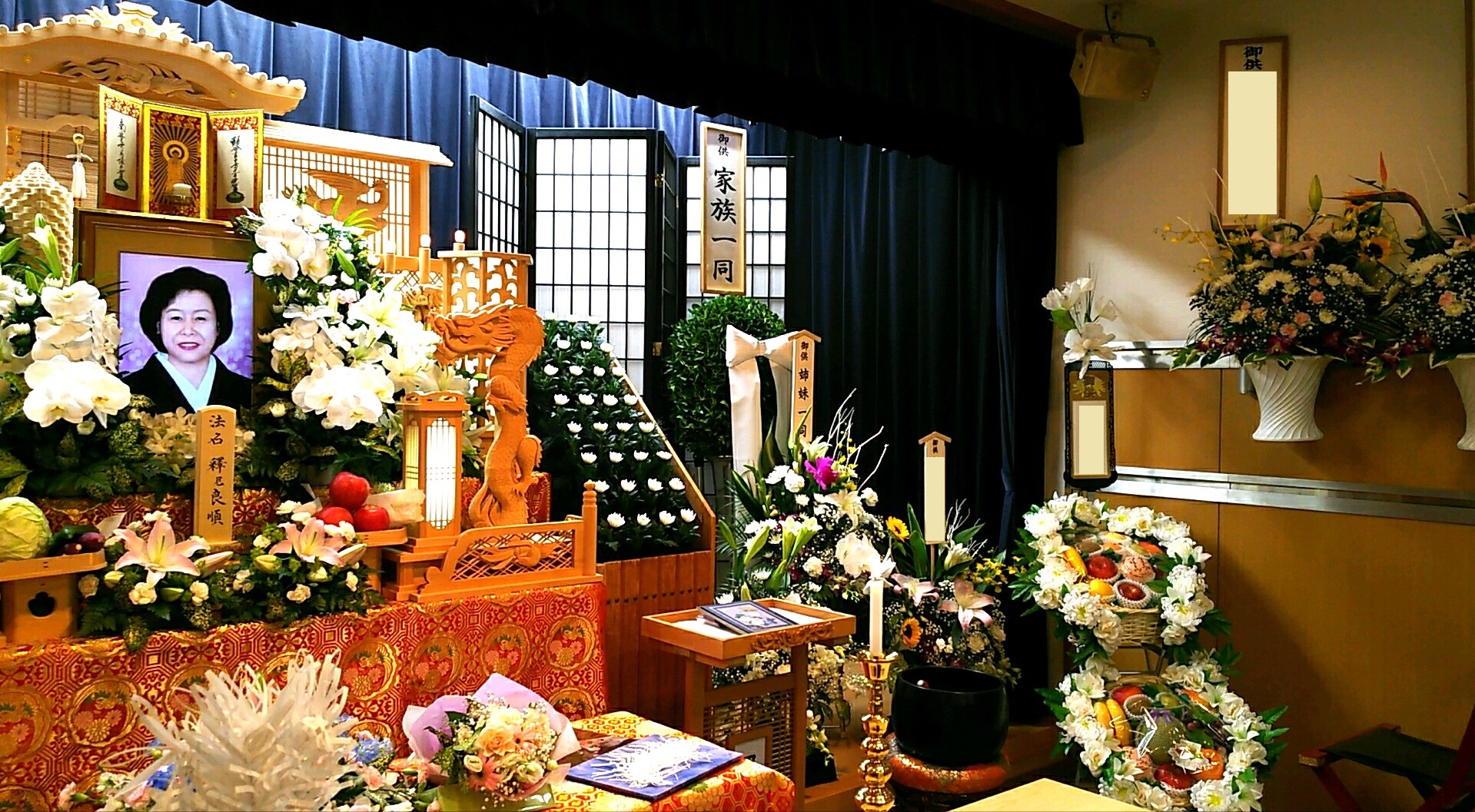 祭壇横にはたくさんの果物、お花のお供え物が飾られました。