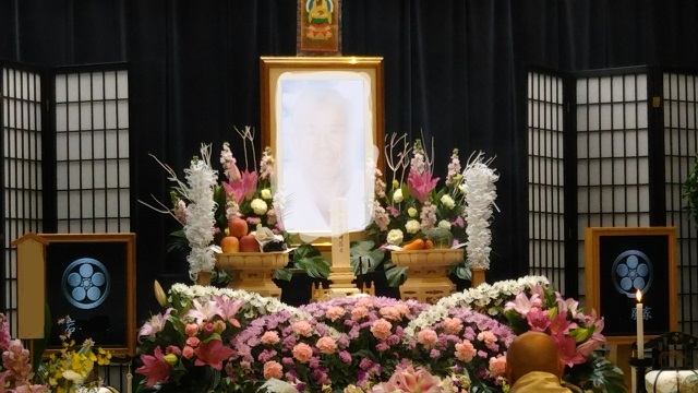 遺影　生花祭壇　アップ