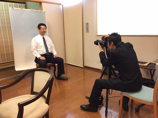 名東猪高斎場　遺影写真撮影風景