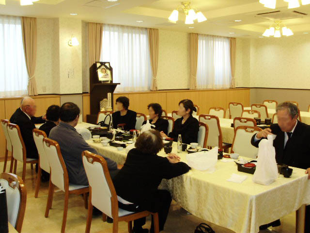 家族葬の会食風景