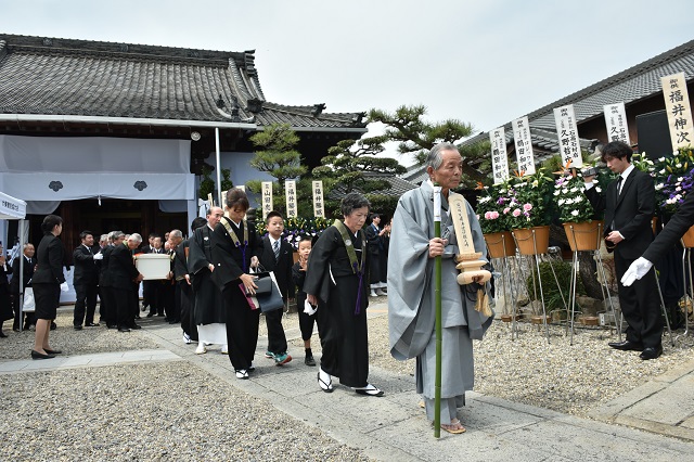 星崎斎場　出棺