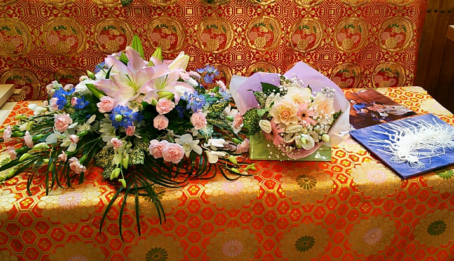 柩の上には花束やお写真が飾られました。