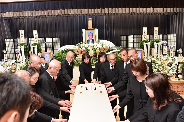 棺　しめる　最期お別れ　葬儀　平安会館