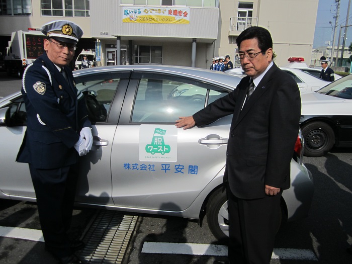 平安会館の車に脱ワーストのステッカーを貼付