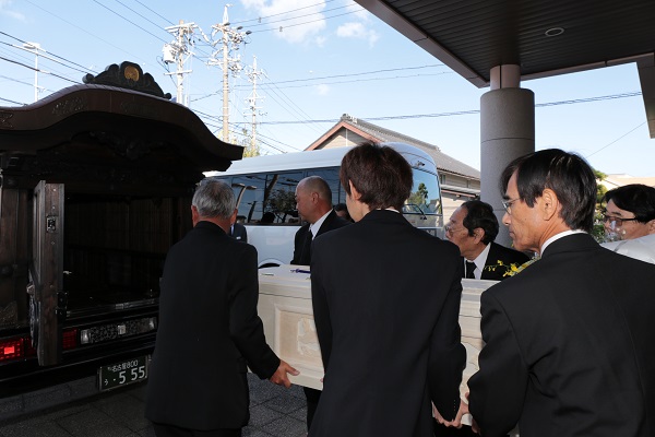 平安会館　出棺　霊柩車