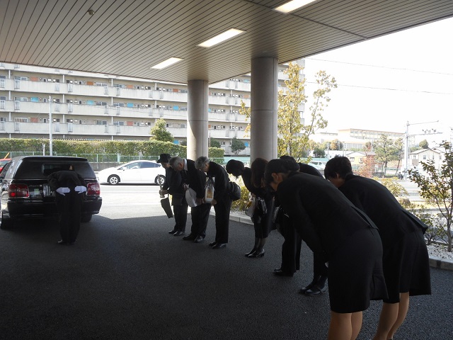 霊柩車　出棺　平安会館