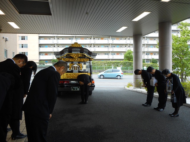 一礼　霊柩車　平安会館　有松