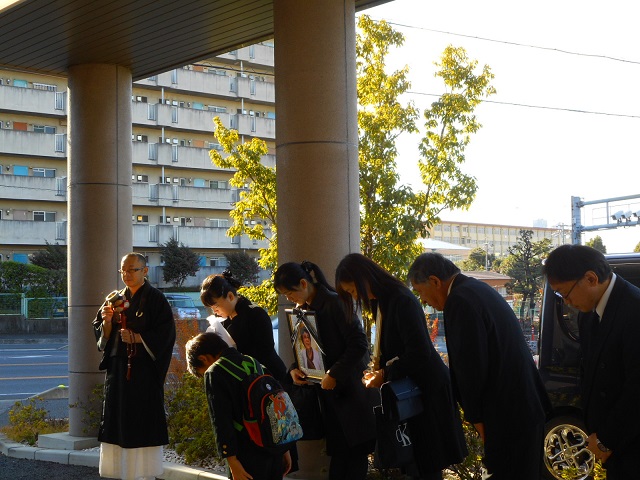 出棺　霊柩車　平安会館