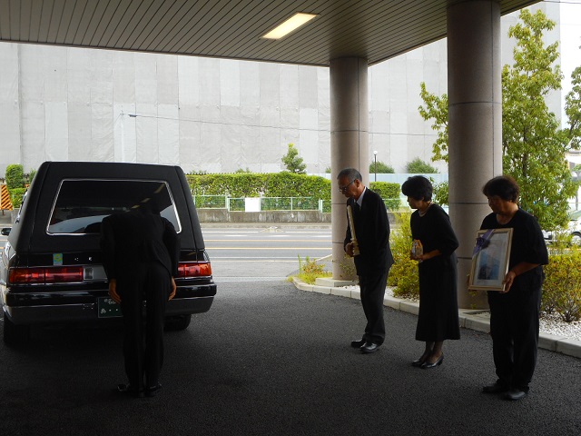 出棺　霊柩車　平安閣　有松