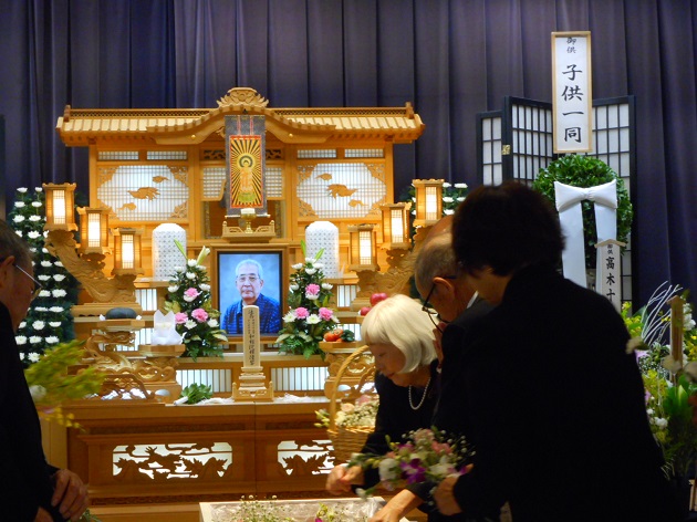 お別れ　花手向け