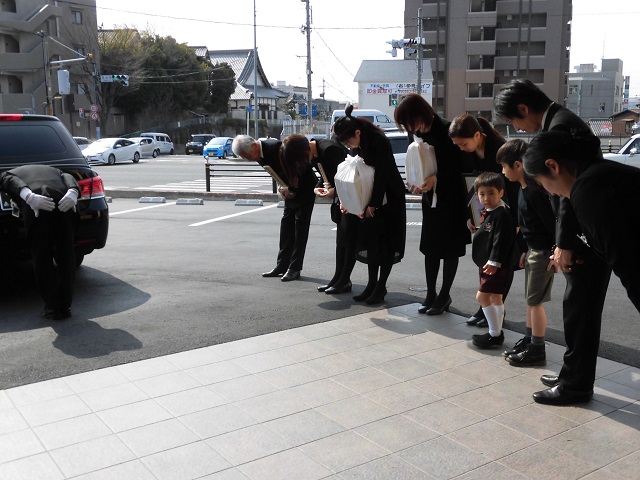 出棺　霊柩車　平安会館　豊明斎場