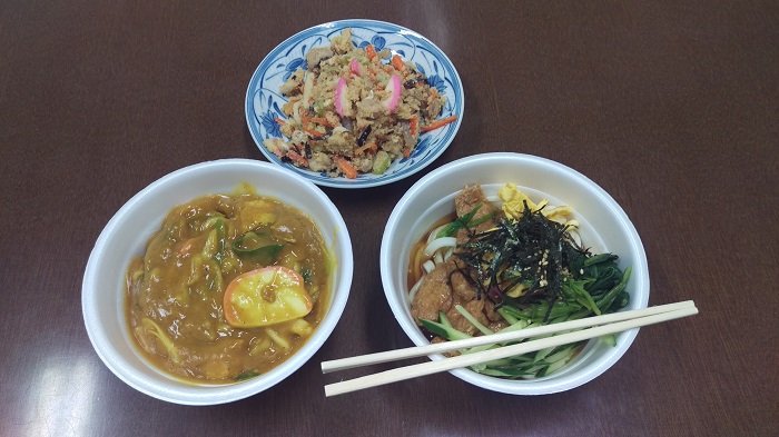 うどん教室　うどん完成　出汁のスープとカレーうどんとおからの惣菜