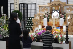 半田市　半田花園梅定ホール　焼香