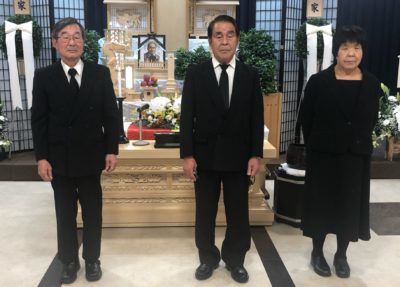 祭壇前にて、ご友人、故人様ご弟妹のお写真