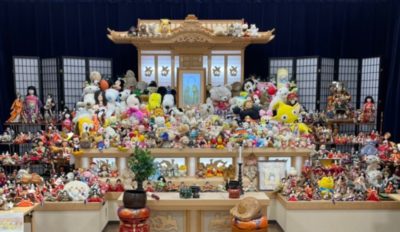 たくさんのお人形が飾られた祭壇です